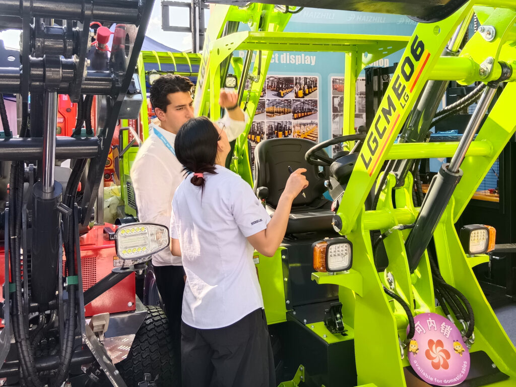 Business cooperation discussion at the LGCM booth, Canton Fair 2026