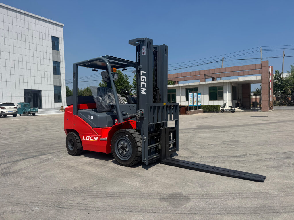 LGCM CPC35 diesel forklift, right-front view