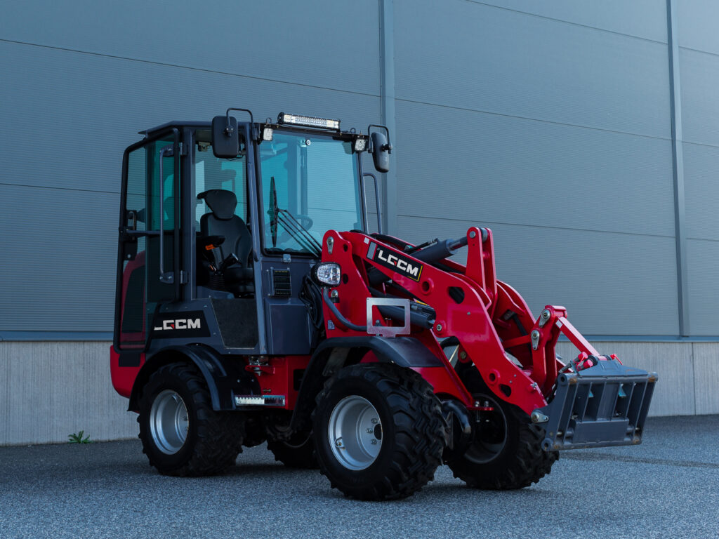 Another view of the LGCM hydrostatic wheel loader at the factory