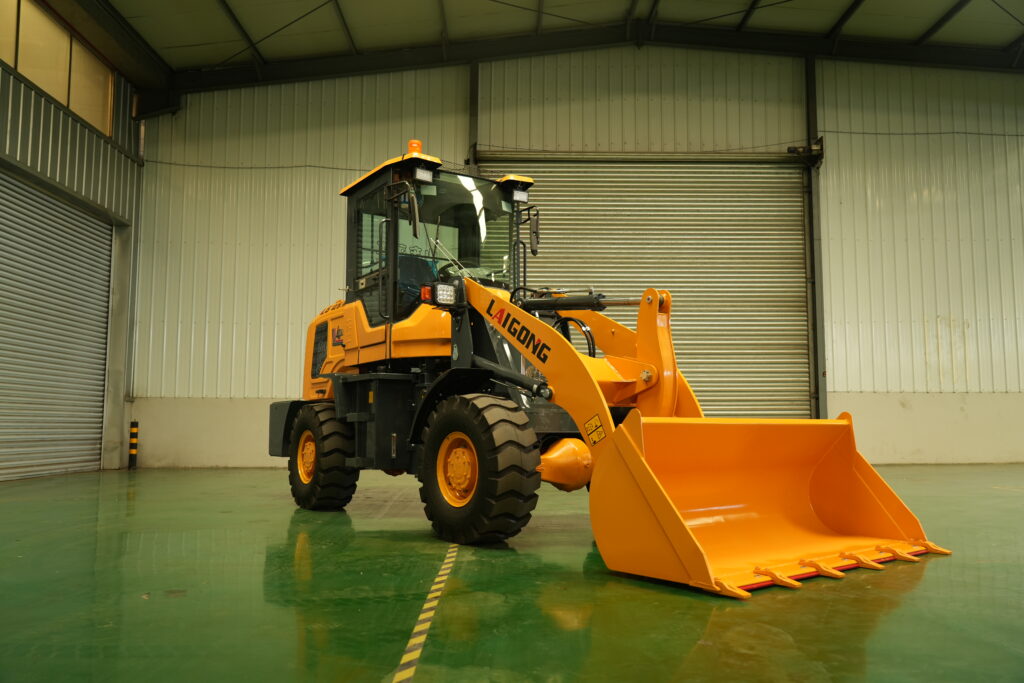 LGCM LG15 wheel loader, right-front view